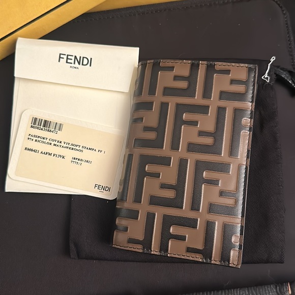Fendi FF passport cover NIB - Picture 4 of 7